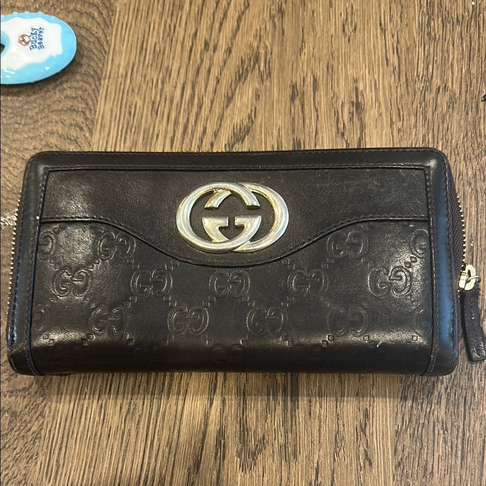 Gucci Black Leather Zip Wallet with Gold Logo